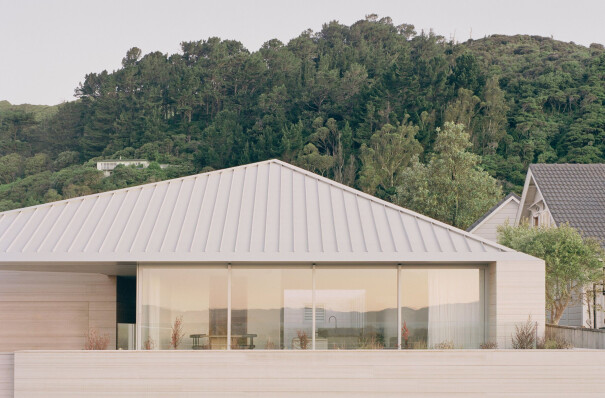 RK Residence in Wellington offers an alluring equanimity as it settles softly into the New Zealand landscape